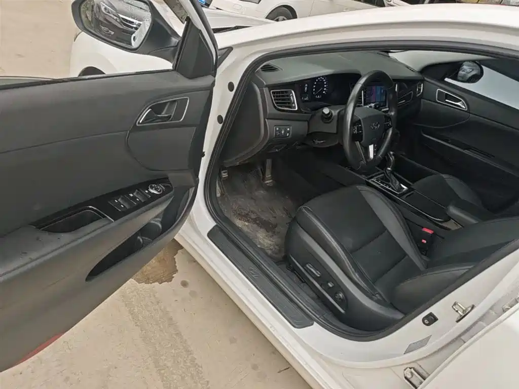 Hyundai Mistra 2014 1.8L Auto Premium DLX фото 16