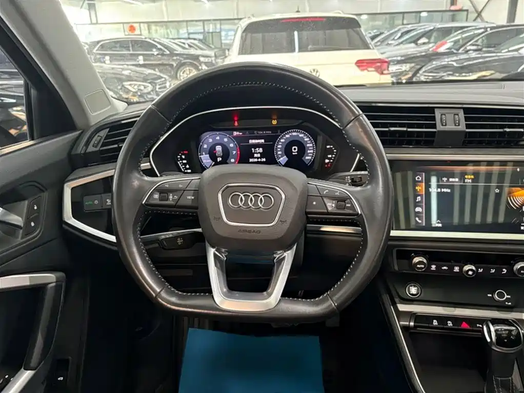AUDI Q3