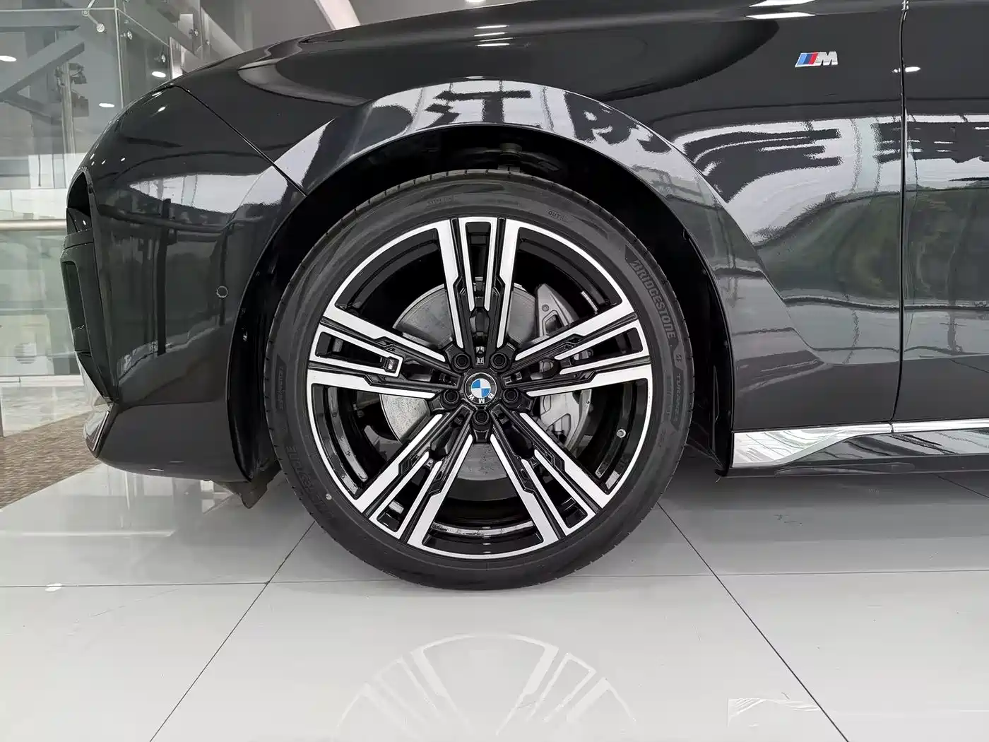 BMW 7 Series 2023 740Li Exclusive M Sport Package фото 8