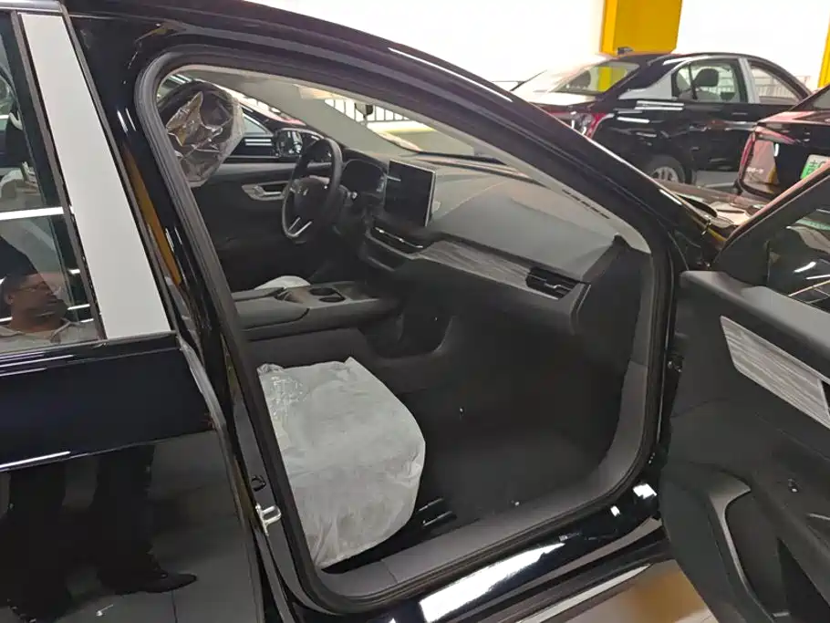 Hongqi E-QM5 2026 2025 Model 500km Travel Edition
