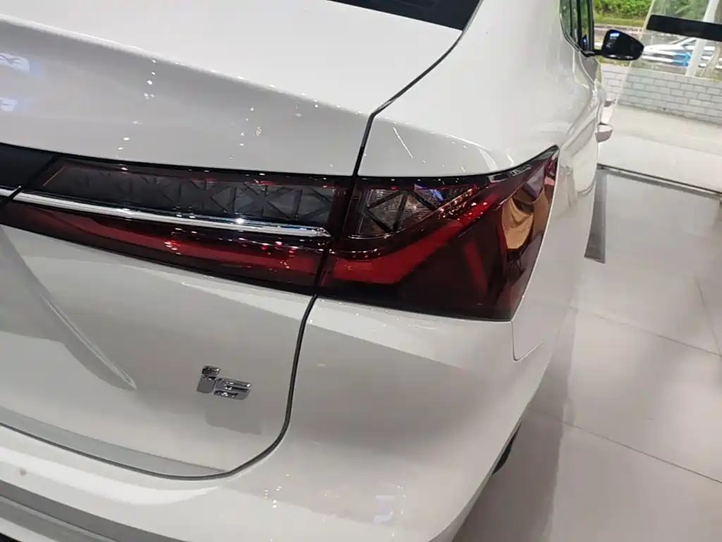 Фото 8 - Roewe i5