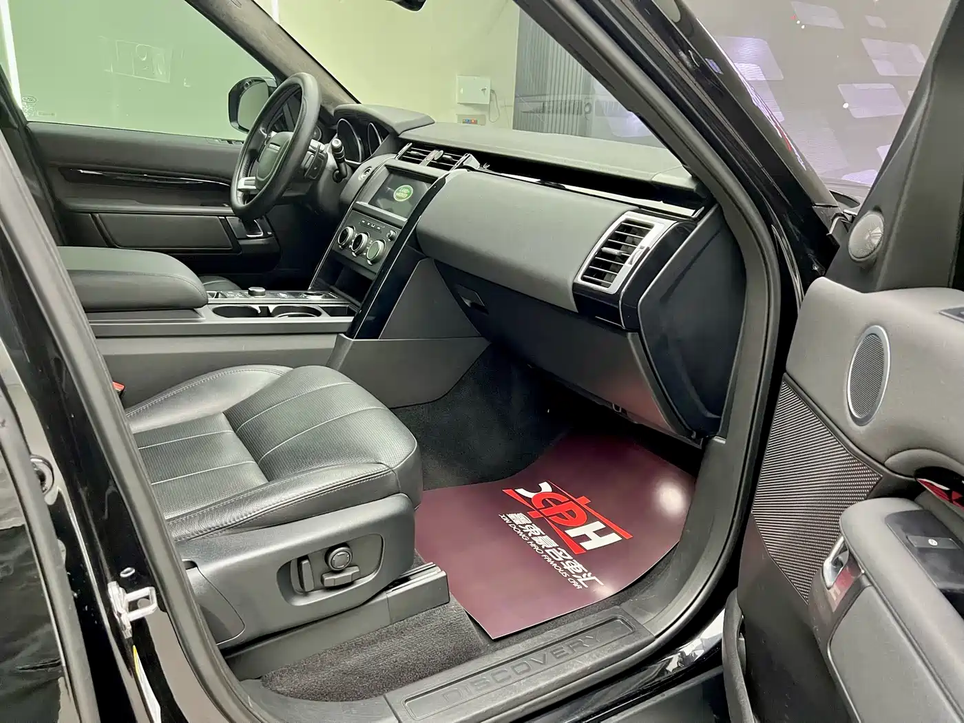 Land Rover Discovery 2018 3.0 SC V6 SE фото 10