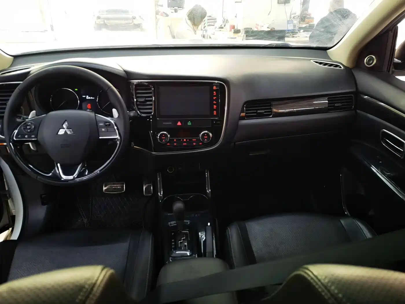 MITSUBISHI OUTLANDER