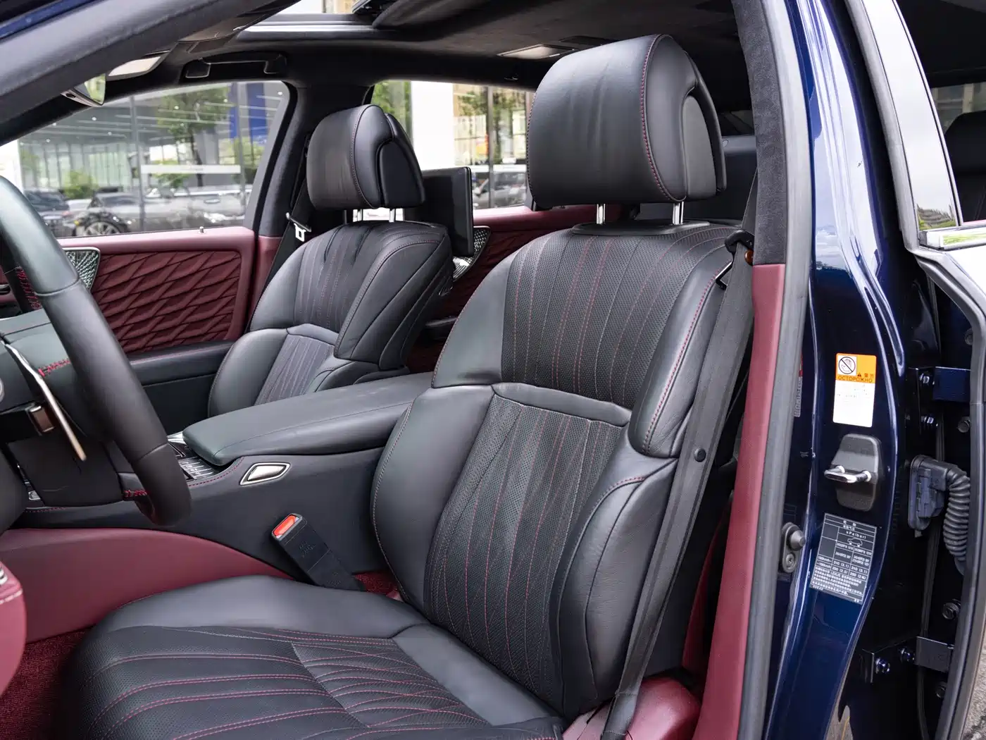 Photo 11 - Lexus LS
