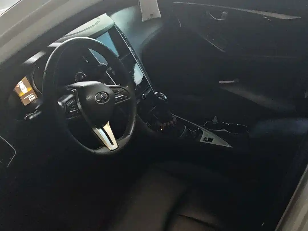 Photo 3 - Infiniti Q50L