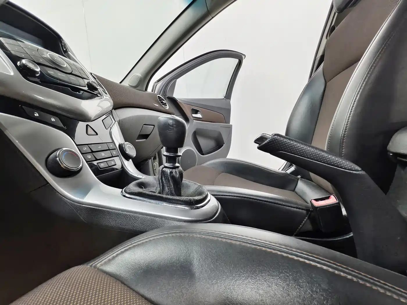 Chevrolet Cruze 2013 Hatchback 1.6L Manual Luxury фото 12