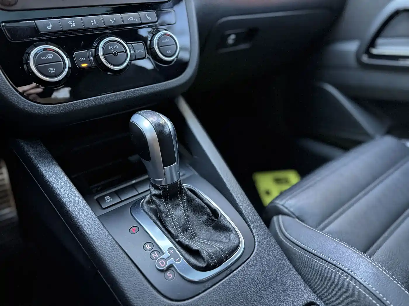 Volkswagen Scirocco 2011 Model R 2.0TSI фото 19