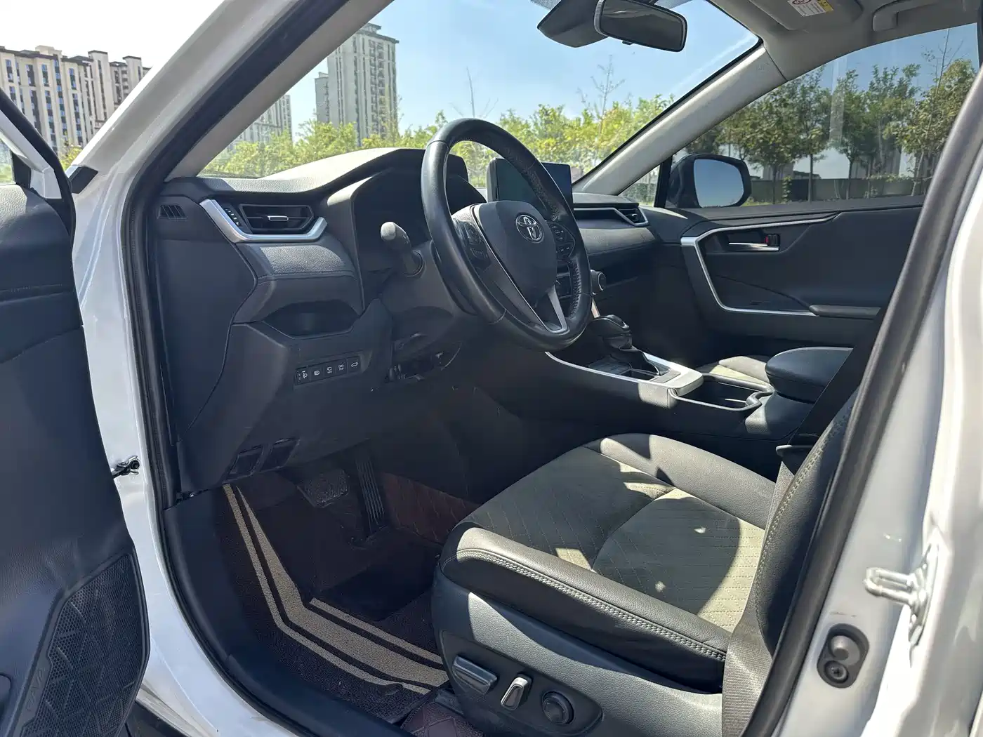 Photo 4 - Toyota RAV4 Rongfang