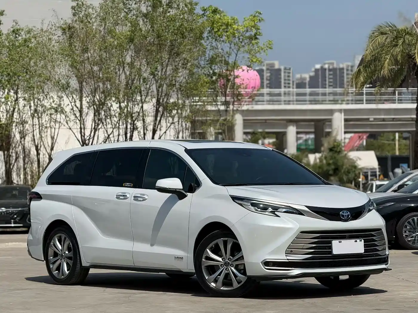 Toyota Sienna 2023 2.5L Hybrid Premium Edition фото 3