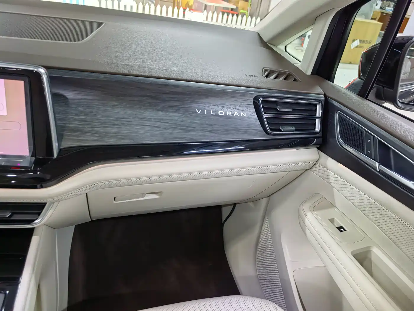 Volkswagen Viloran 2022 380TSI Premium Edition фото 25
