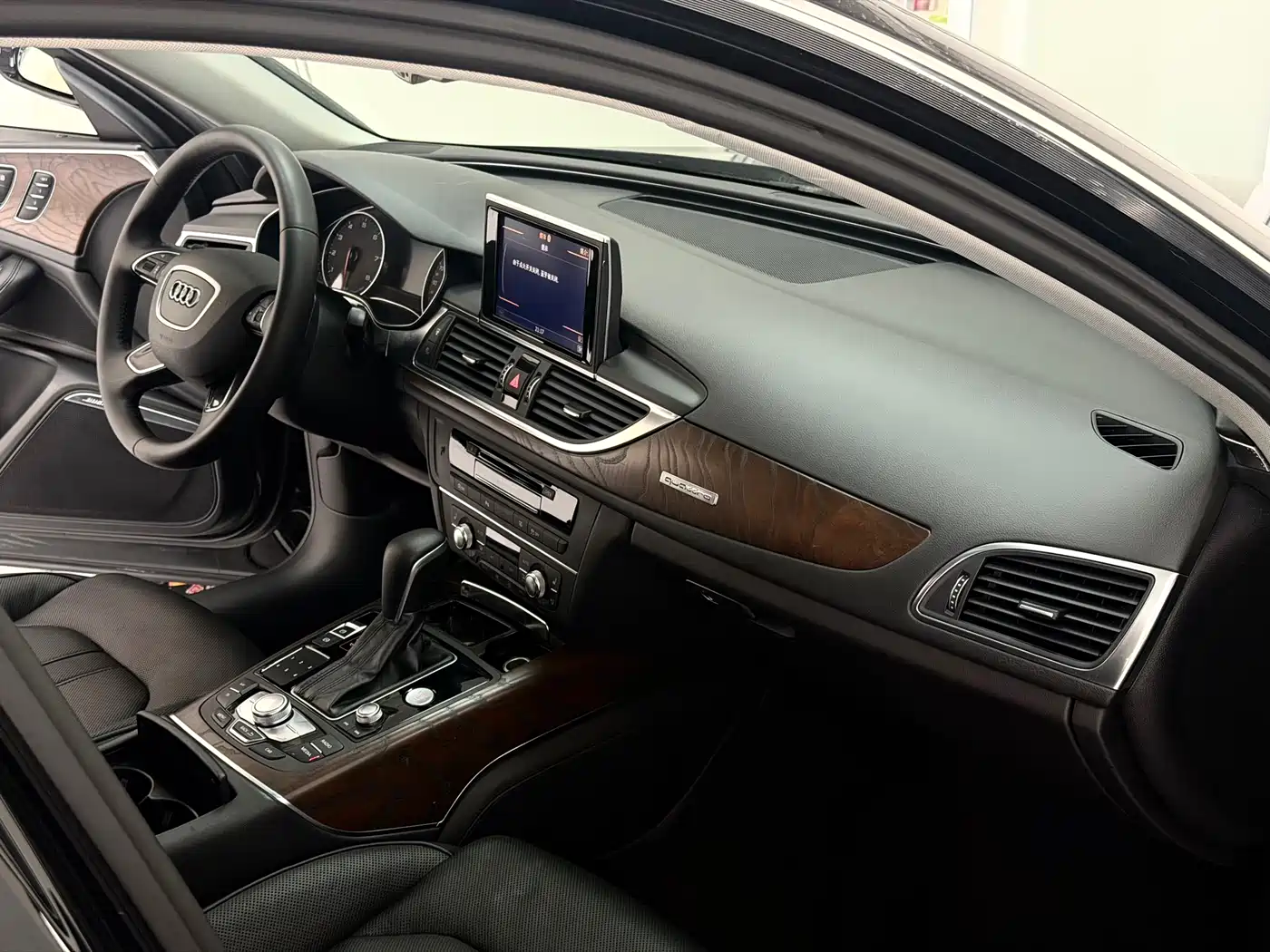 Фото 11 - Audi A6L