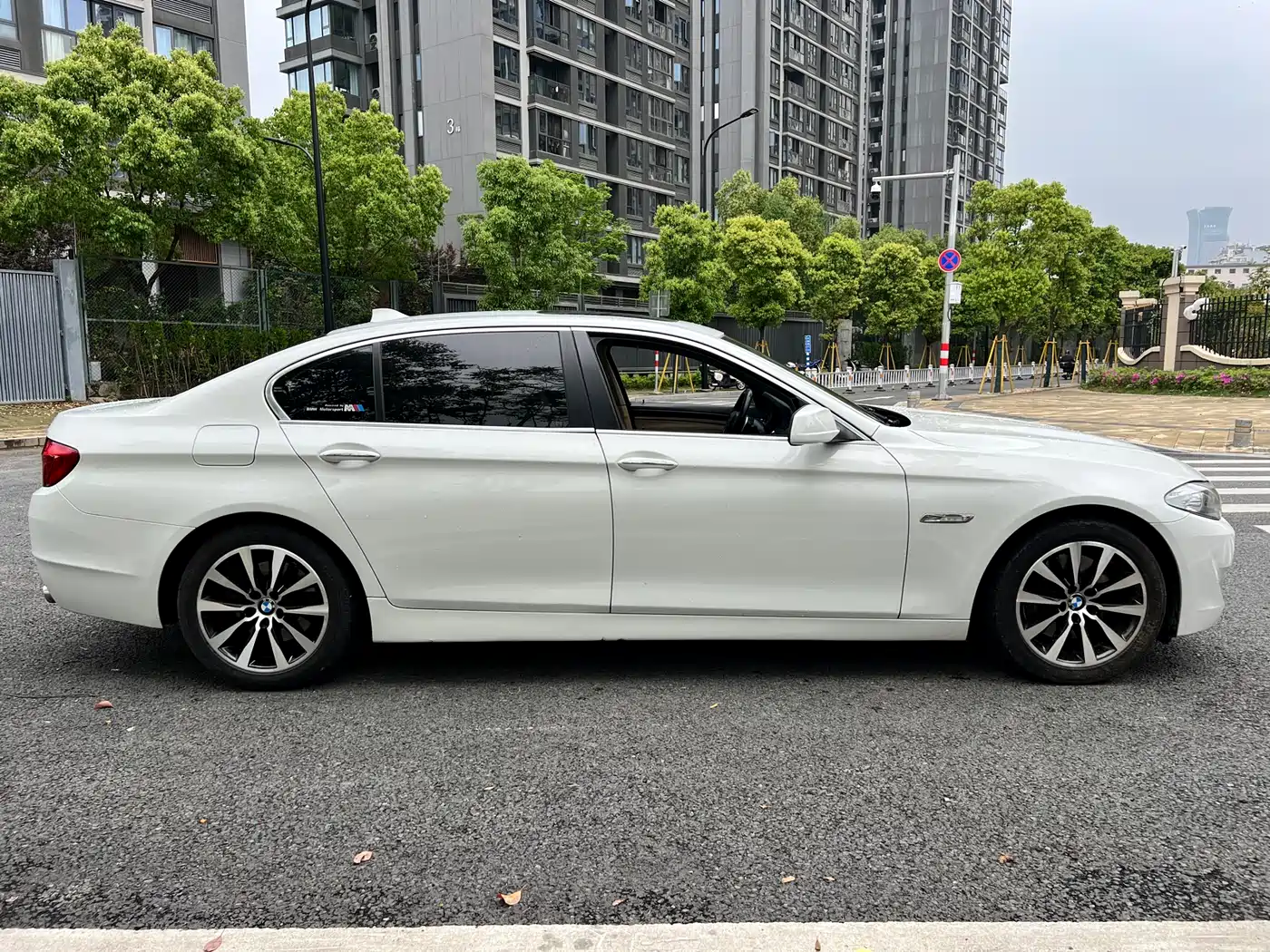 BMW 5 Series 2011 535Li Leading фото 4