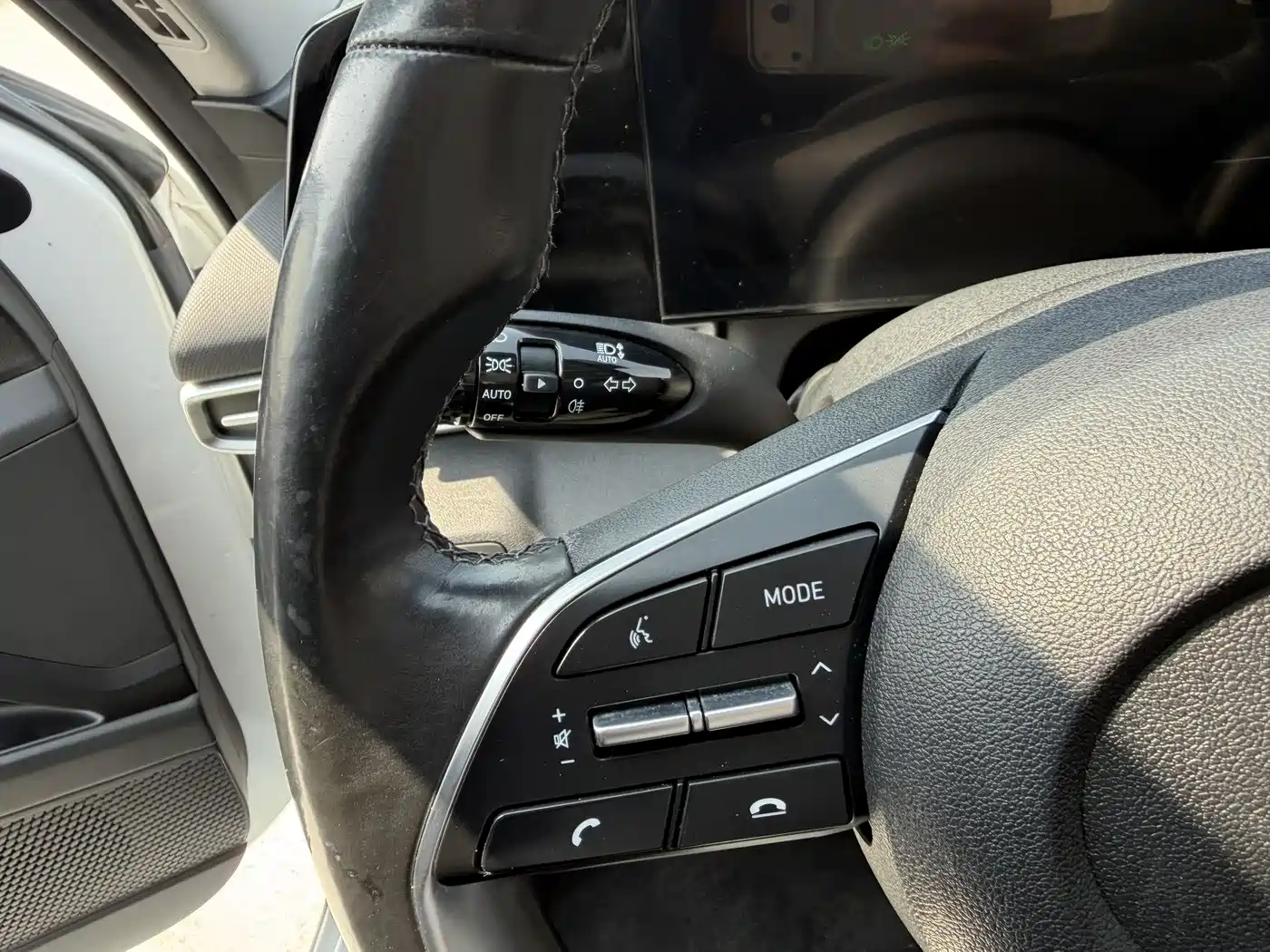 Hyundai Elantra 2021 1.5L CVT LUX Premium Edition фото 10