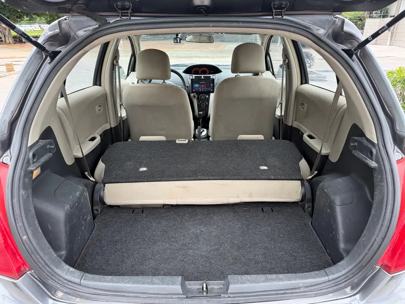 Toyota Yaris 2011 1.6E Auto Charm Edition фото 17