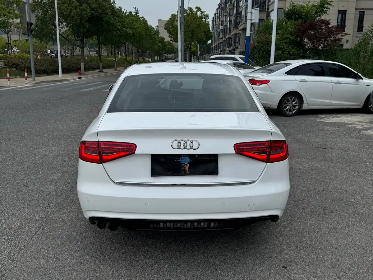 Фото 14 - Audi A4L