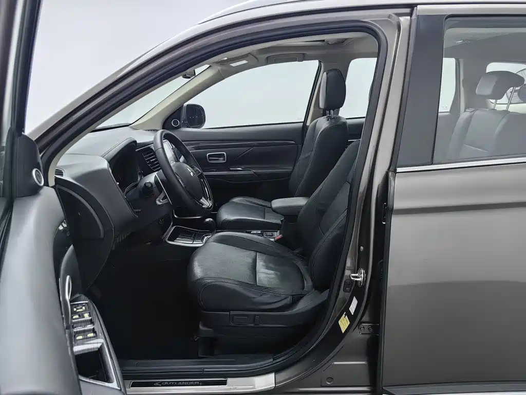 صورة 10 - Mitsubishi Outlander