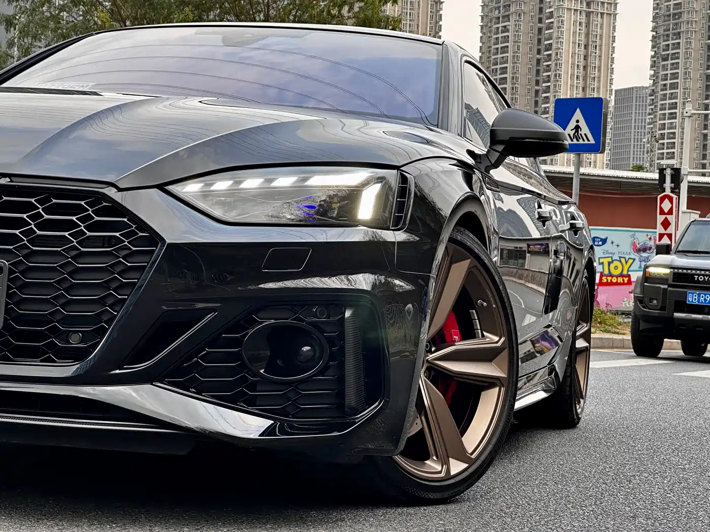Audi RS 5 2023 Model RS 5 2.9T Sportback Dark Gold Edition фото 18