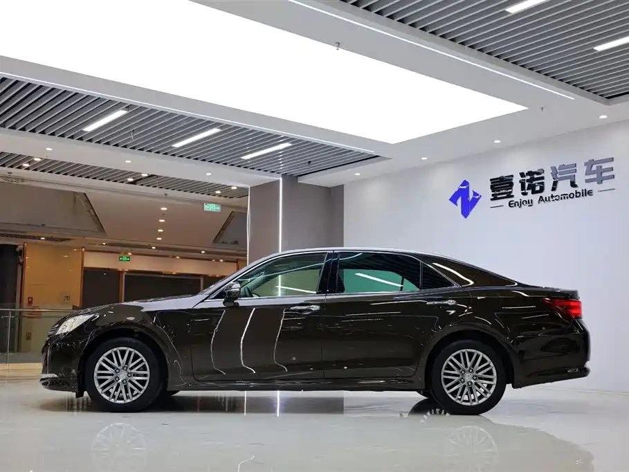 Toyota Crown 2017 2.0T Sport Edition фото 3