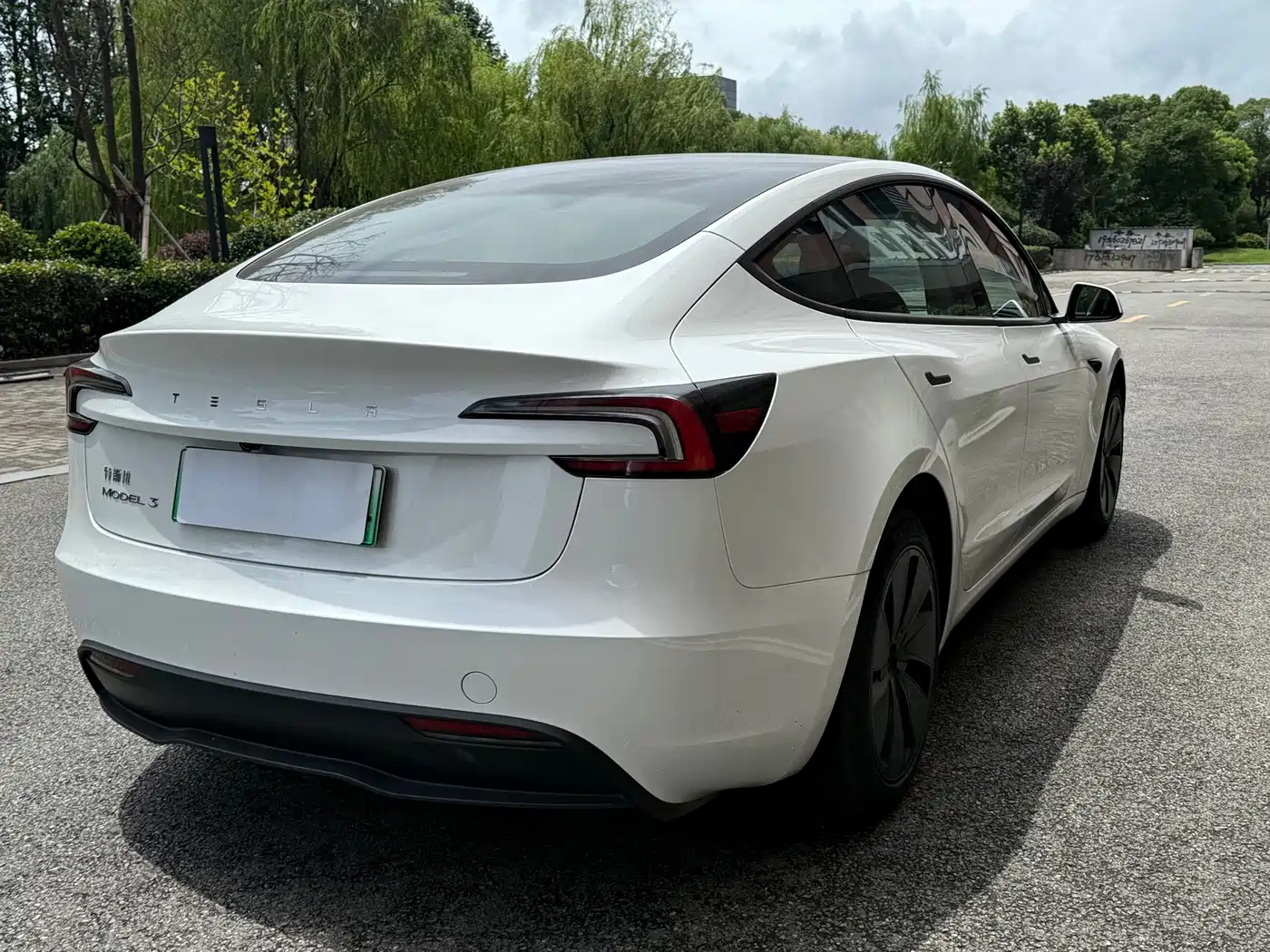 TESLA MODEL 3