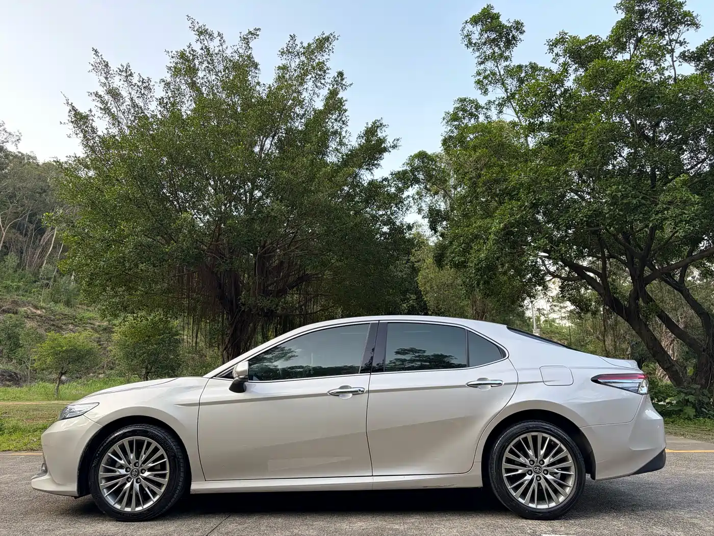 Toyota Camry 2021 Hybrid 2.5HG Luxury Edition фото 4