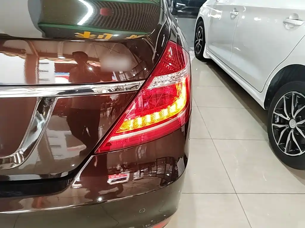 Фото 8 - Geely Emgrand