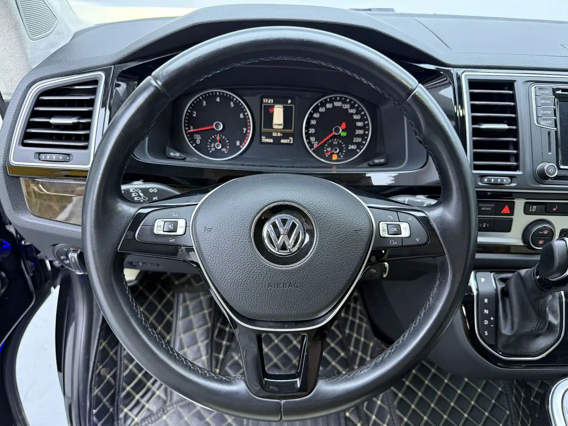 Фото 10 - Volkswagen Multivan
