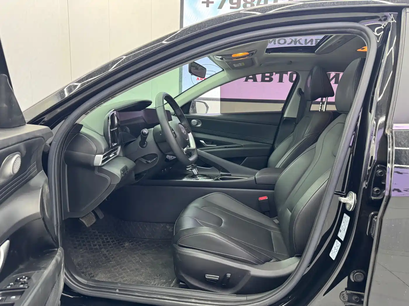 Hyundai Elantra 2021 1.5L CVT LUX Premium Edition фото 4