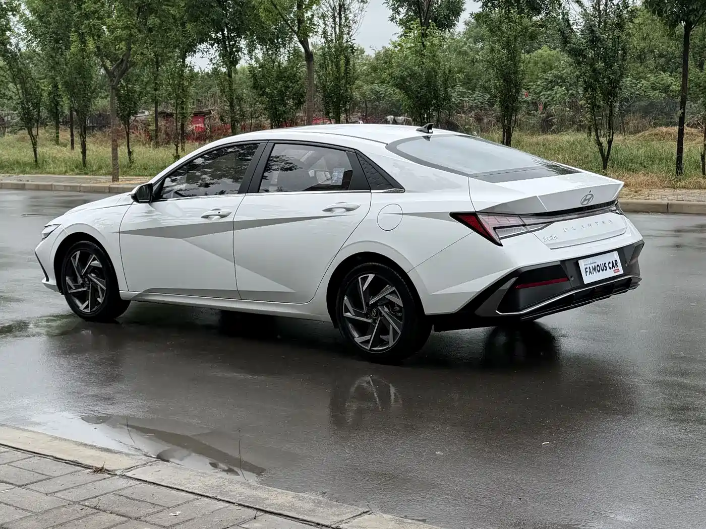 Hyundai Elantra 2023 Model 1.5L CVT LUX Premium Edition фото 6