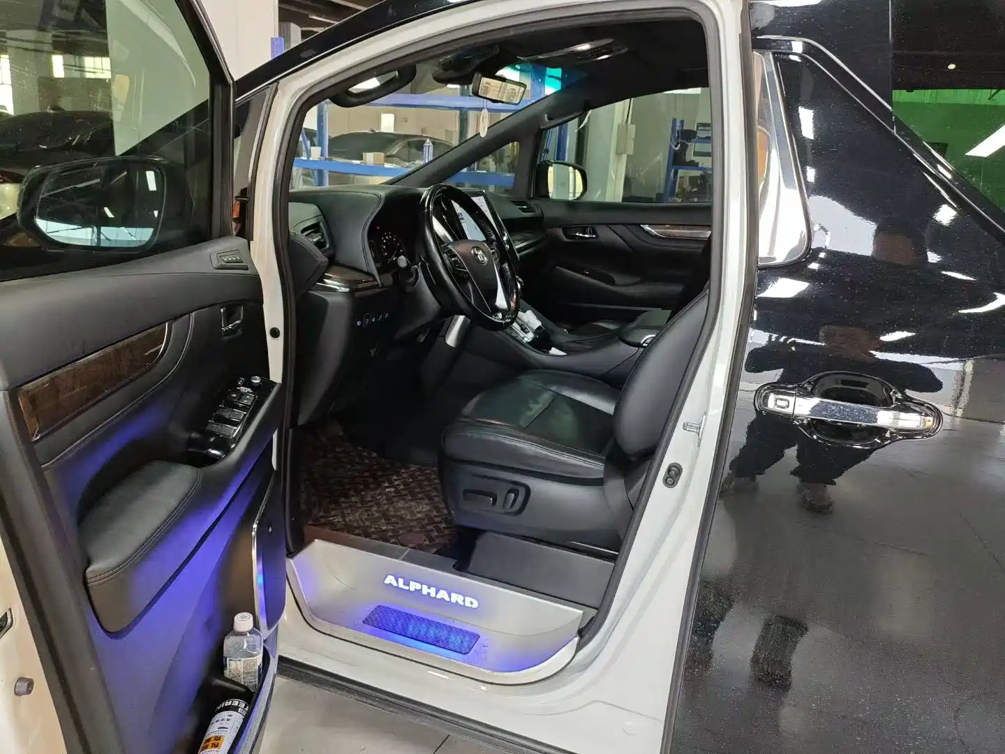 Фото 3 - Toyota Alphard