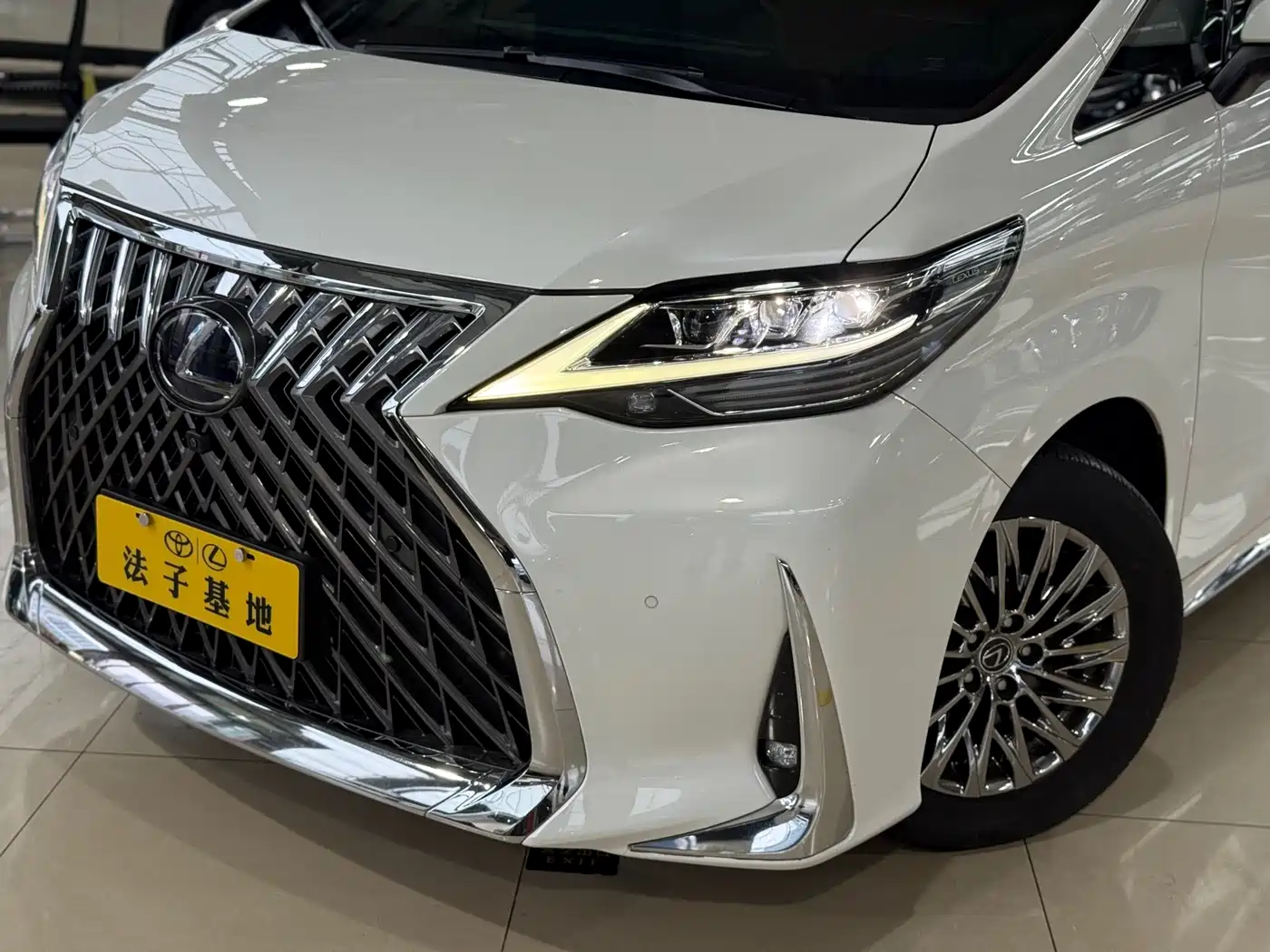 Lexus LM 2020 300h Seven-Seater Elegance Edition фото 5