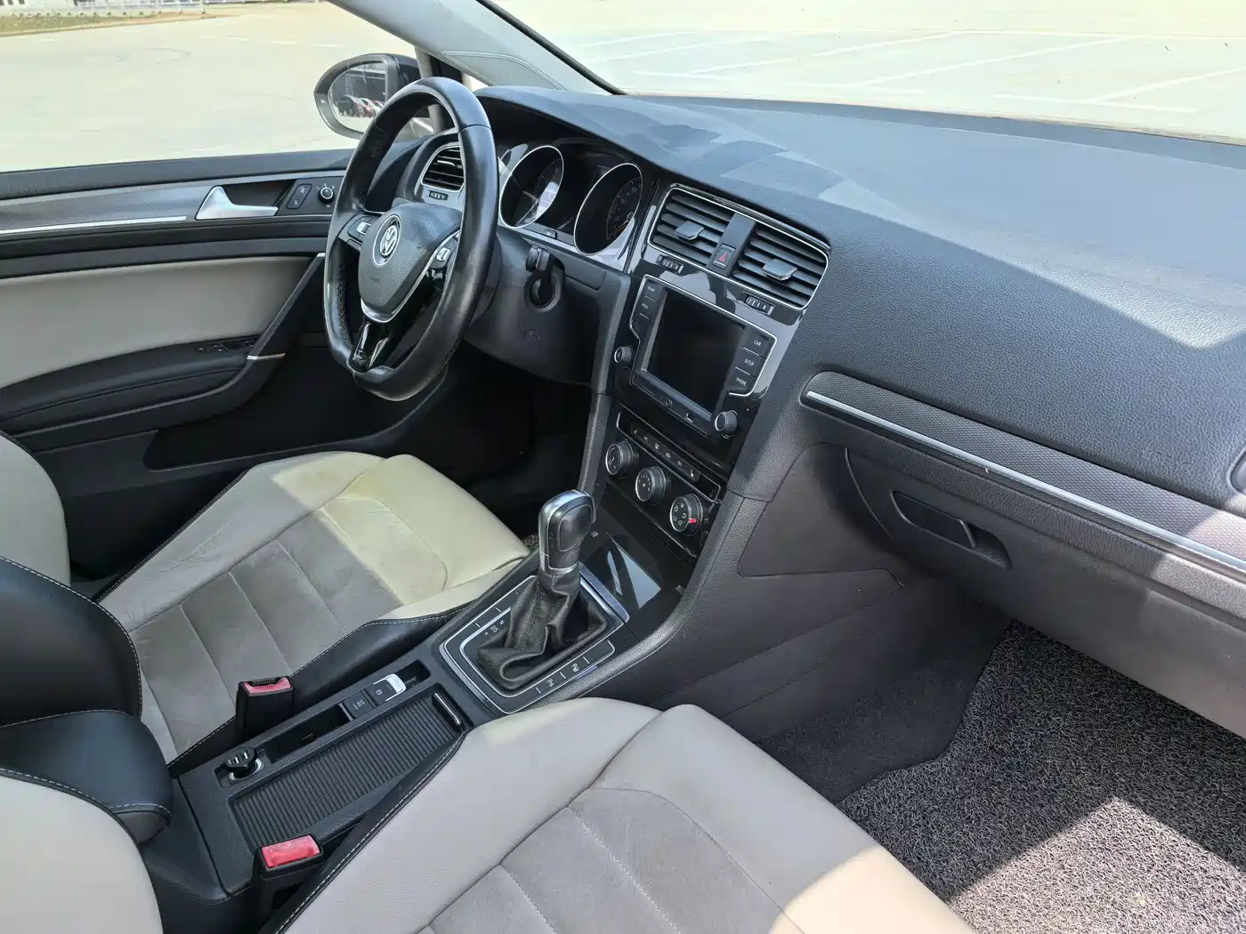 Volkswagen Golf 2017 230TSI Auto Luxury Millionth Anniversary Edition фото 5