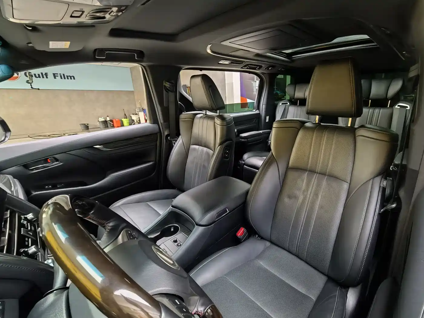 Lexus LM 2020 300h Seven-Seater Elegance Edition фото 16