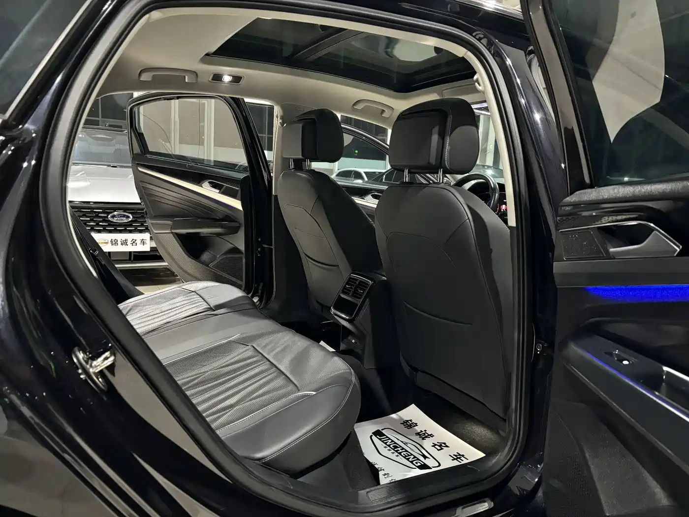 Volkswagen Passat 2022 330TSI Starlight Luxury Edition фото 10