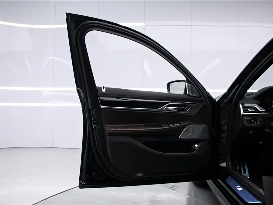 BMW 7 Series 2022 740Li xDrive Executive M Sport Package фото 11