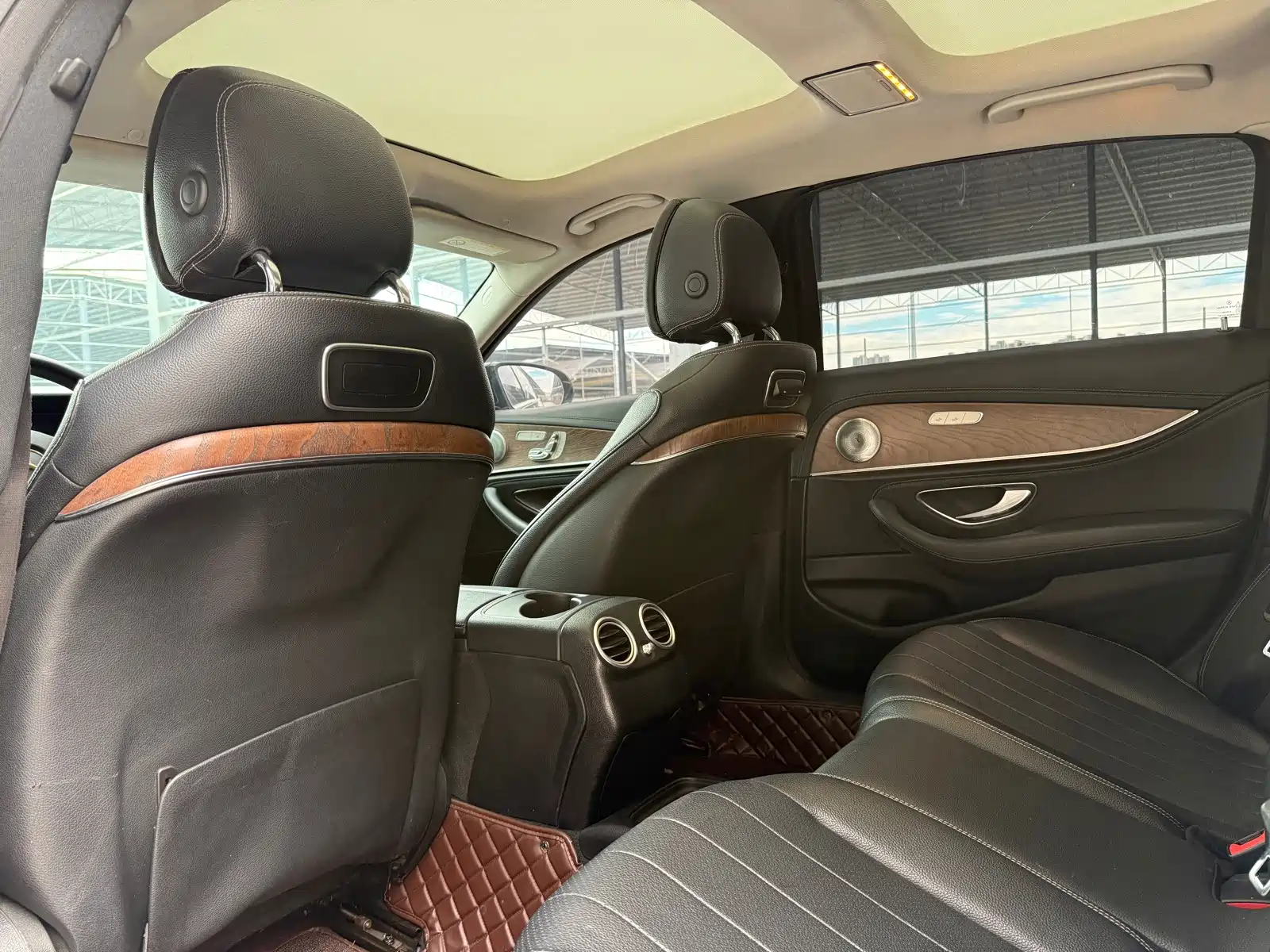 Фото 22 - Mercedes-Benz E-Class