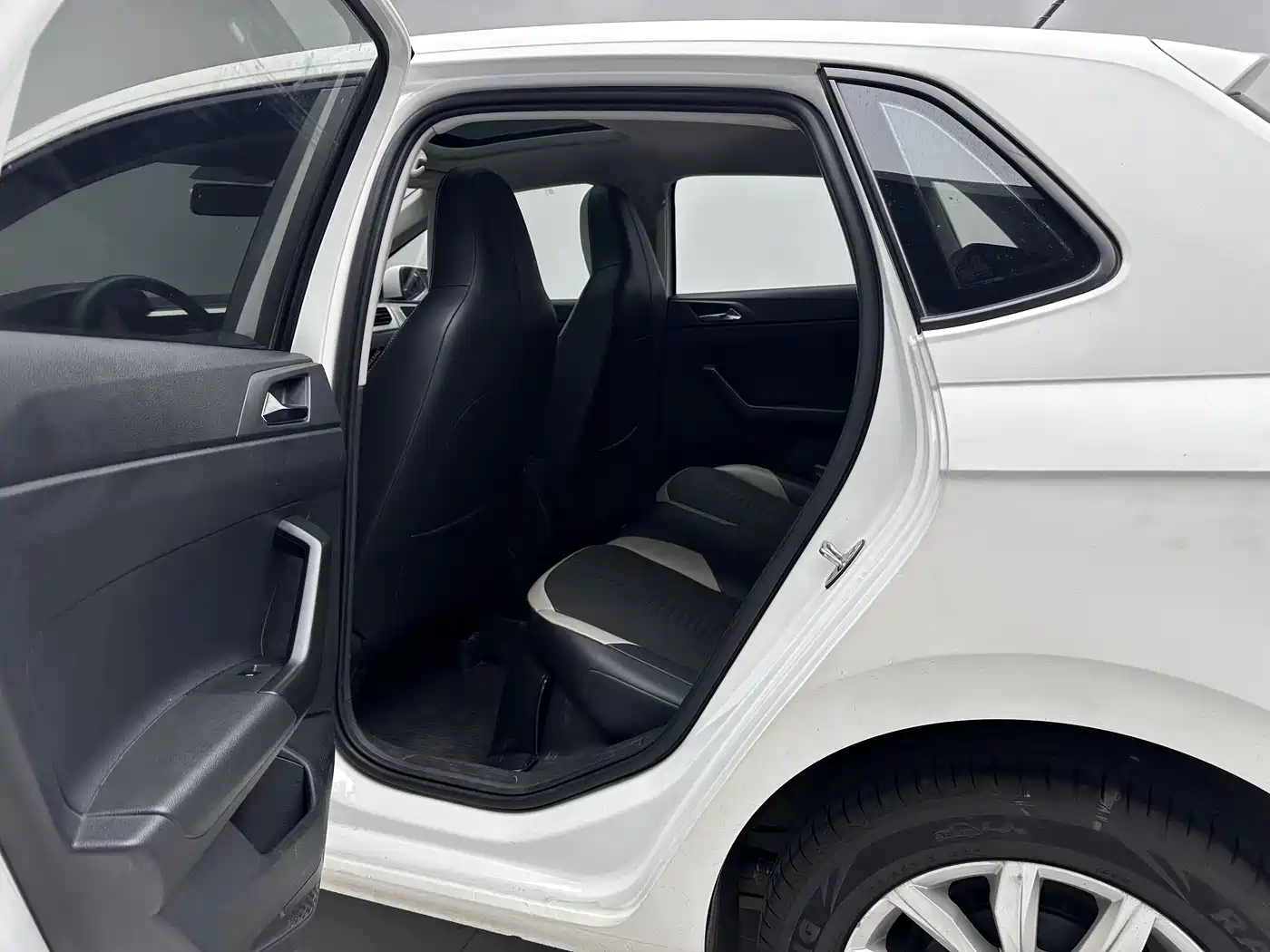 Volkswagen Polo 2019 Plus 1.5L Automatic Colorful Tech Edition фото 9