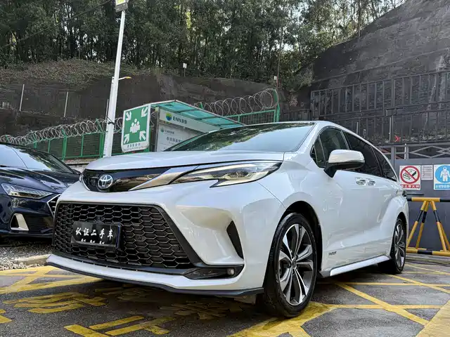 Toyota Granvia 2024 2.5L Hybrid Premium PLUS
