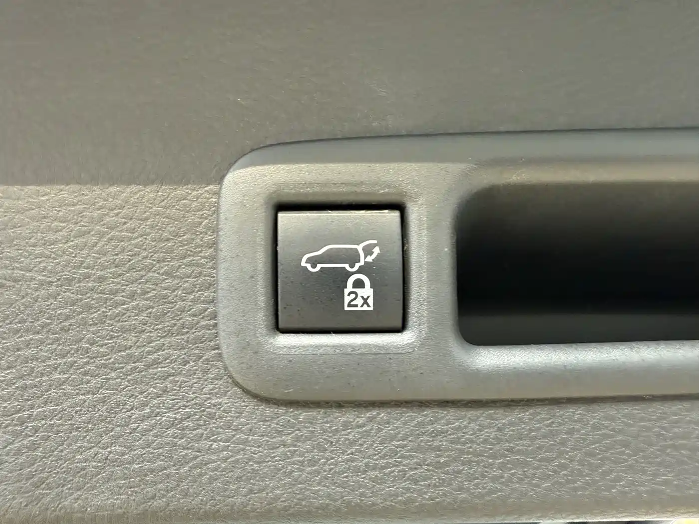 Toyota Granvia 2024 2.5L Hybrid Premium PLUS фото 16