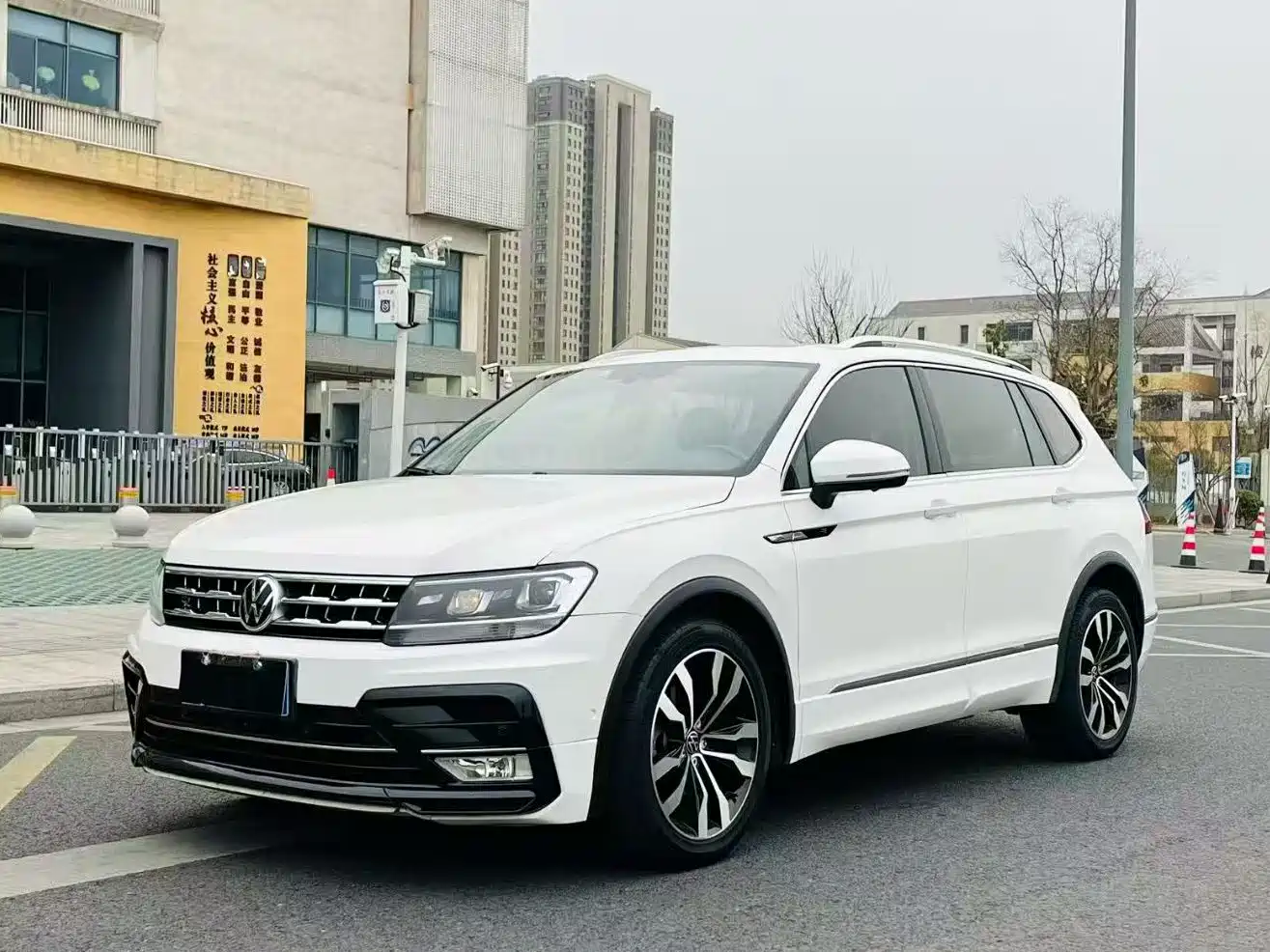 VOLKSWAGEN TIGUAN L