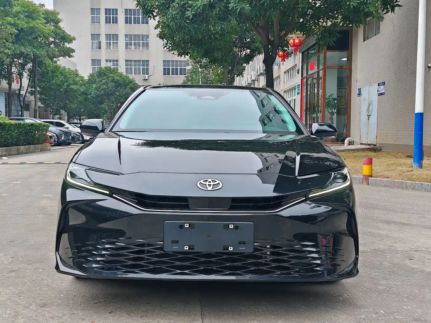 Фото 2 - Toyota Camry
