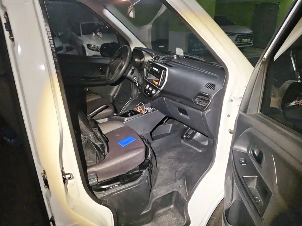 Changan Kaicheng Changan Ruixing EM80 2025 2025 Model Passenger Version Comfort Type 6-seater 300km Tailgate