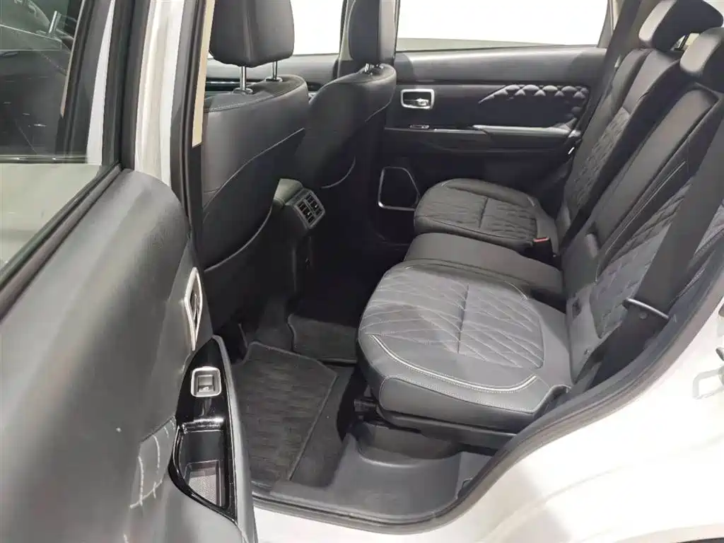 Mitsubishi Outlander 2022 2021 2.4L 4WD Deluxe Edition 7-Seater