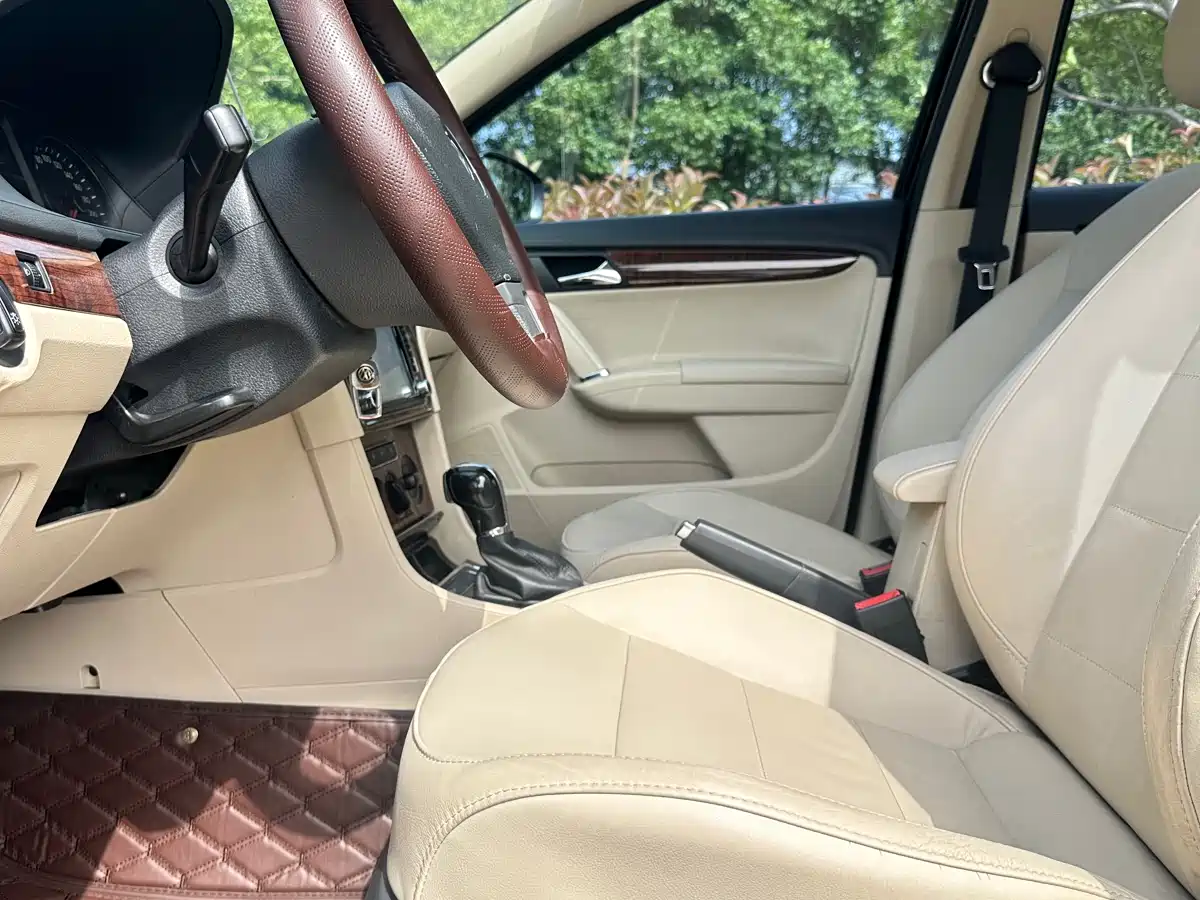 Volkswagen Lavida 2015 1.6L Automatic Comfort Edition фото 15