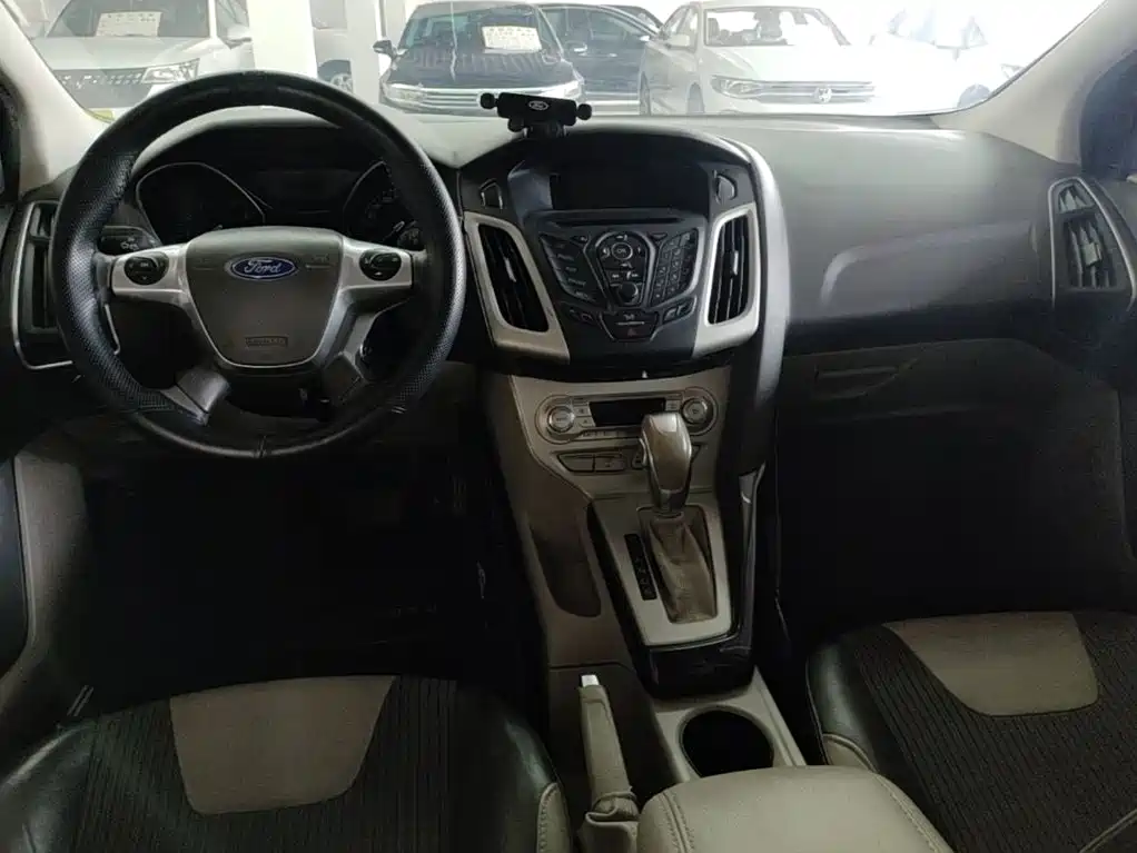 Фото 10 - Ford Focus