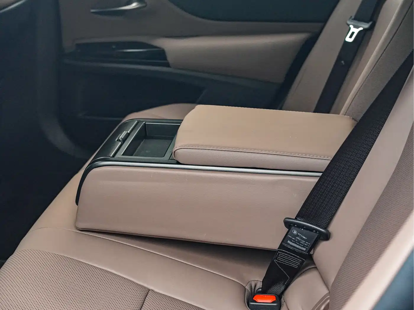Lexus ES 2022 300h Excellence Edition фото 15
