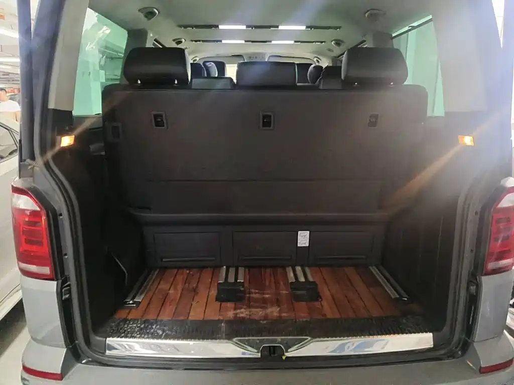 Photo 13 - Volkswagen Multivan