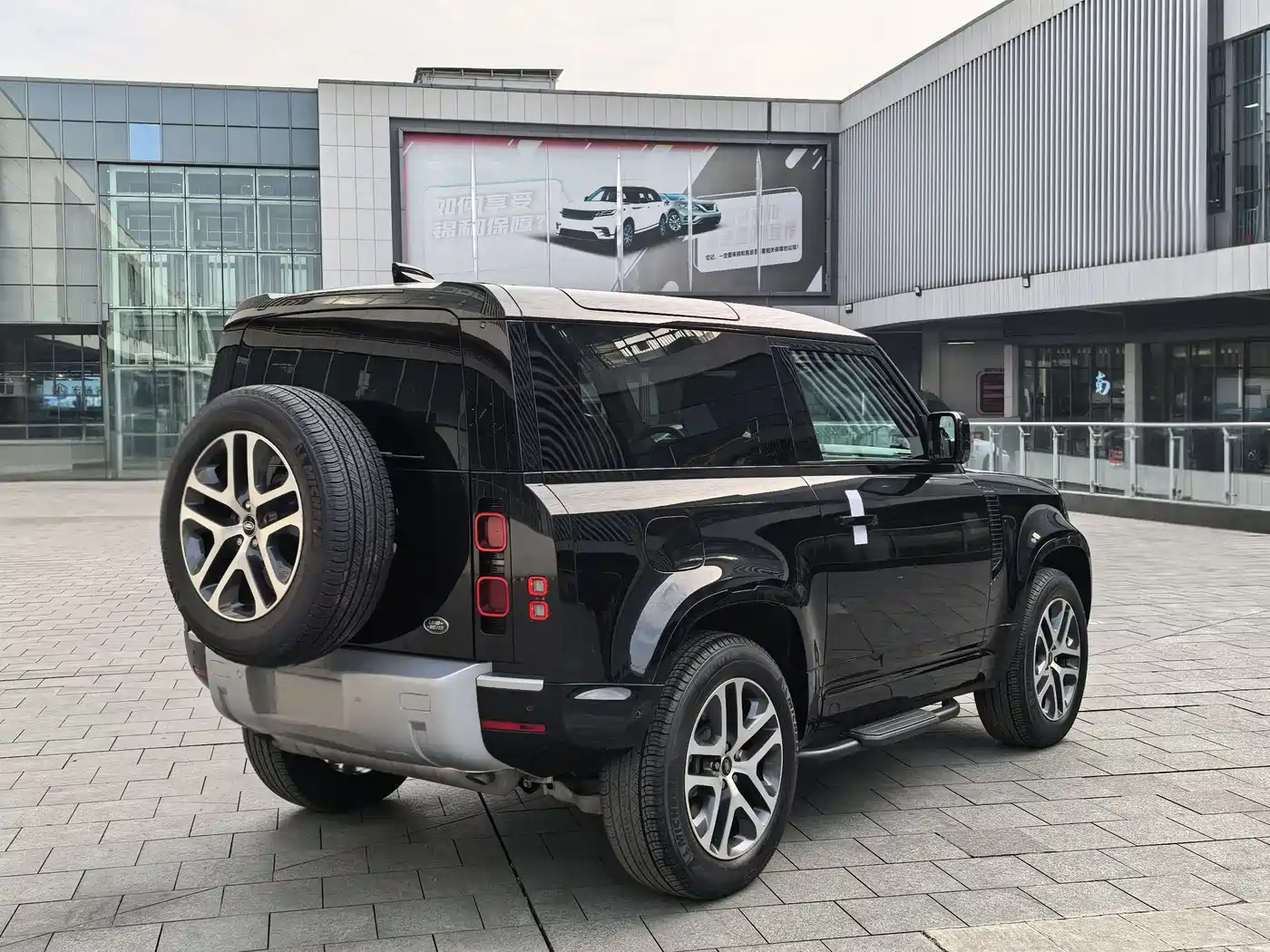 Land Rover Defender 2023 Facelift 90 3.0T P400 XS фото 17