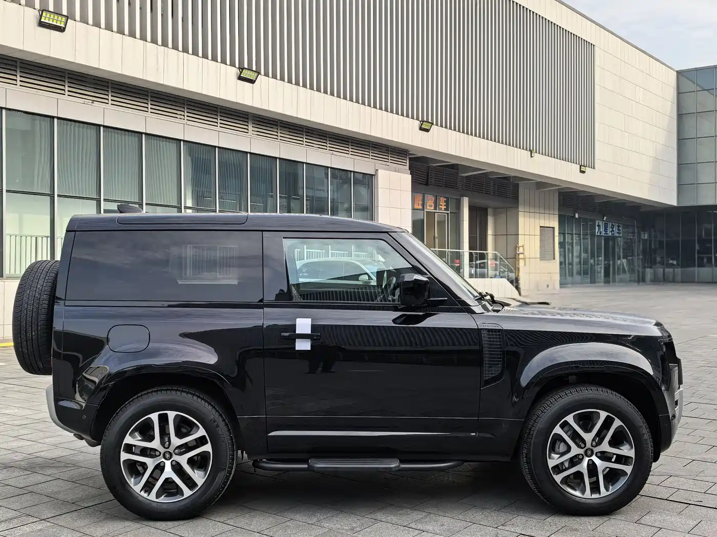 Land Rover Defender 2023 Facelift 90 3.0T P400 XS фото 18