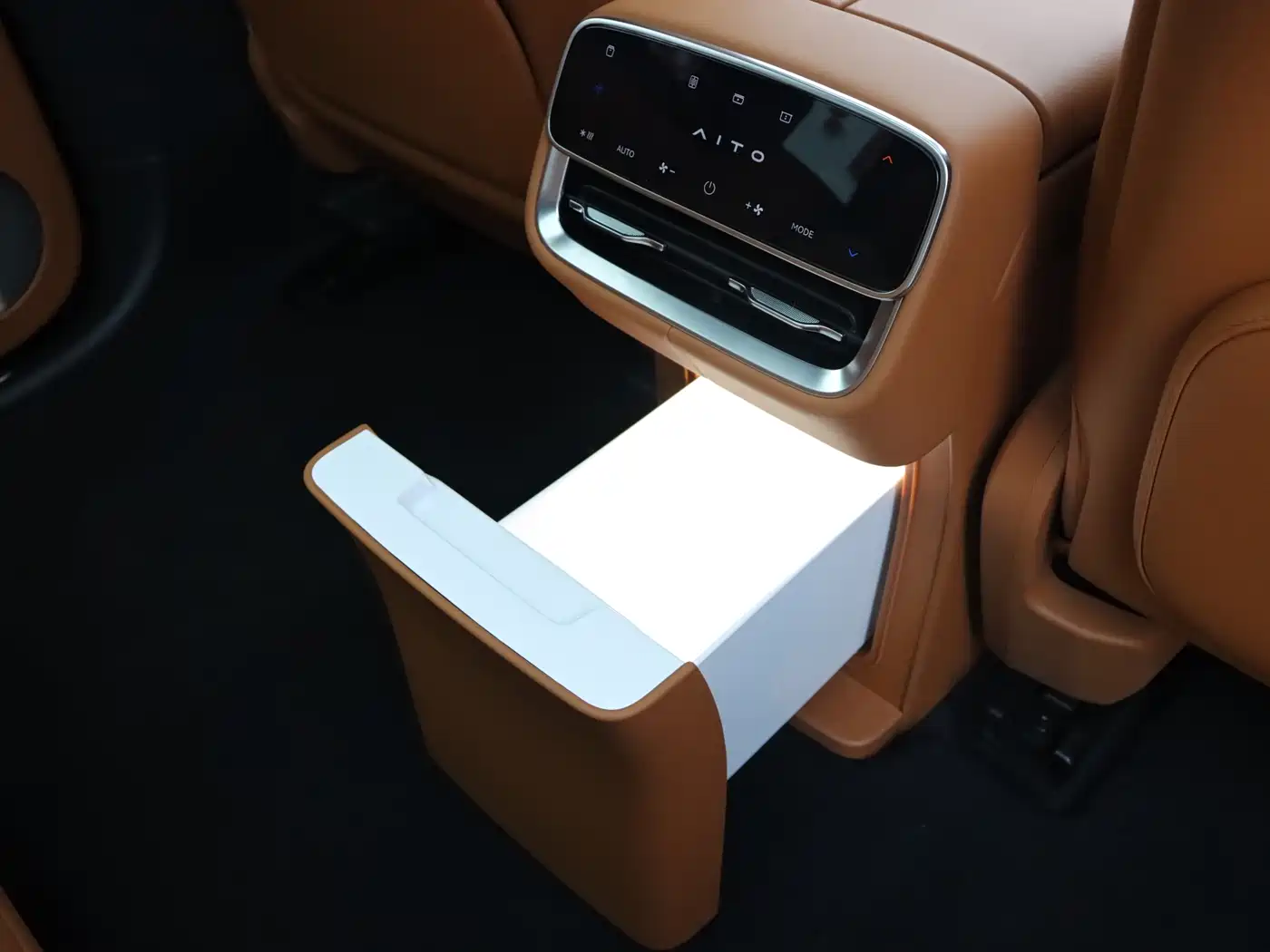 AITO Wenjie AITO M8 2025 Range Extender Max+ Edition 53.4kWh 5-seater фото 14
