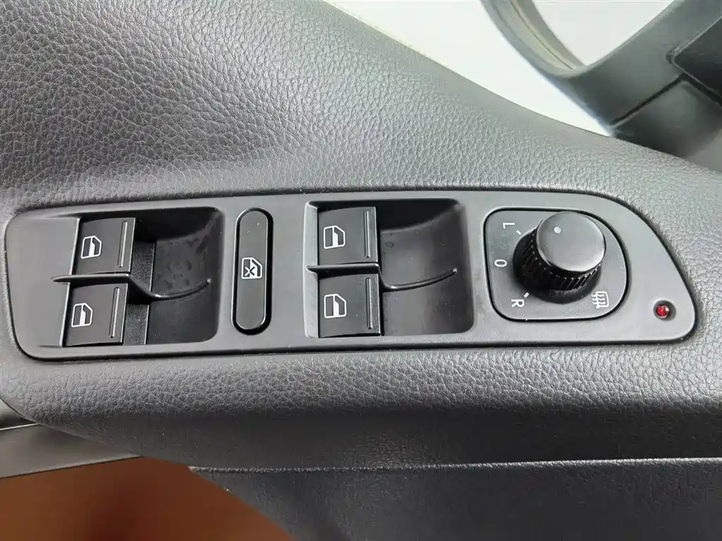 Volkswagen Tiguan 2009 Model 2.0TSI Luxury Edition фото 9